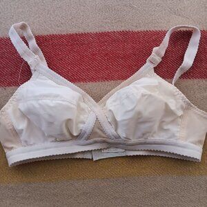 Vintage Bra 34B 34 B JCPenney Ivory Soft Cup Bra 34B Straps Hook Eye Closure